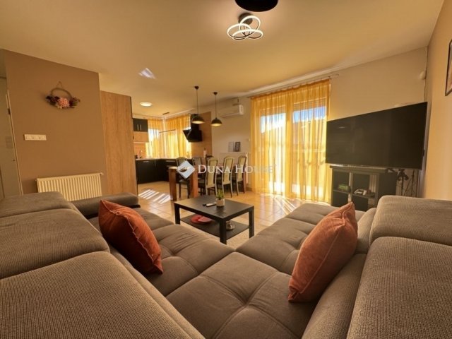 Eladó téglalakás, Szigetszentmiklóson 93.9 M Ft, 3+1 szobás