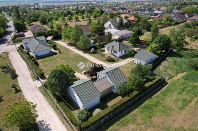 Eladó családi ház, Csákváron, Tamási Áron utcában 178 M Ft