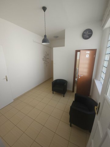 Kiadó iroda, Kecskeméten, Széchenyi téren 150 E Ft / hó