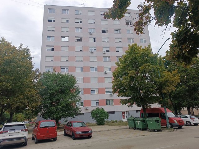 Eladó panellakás, Ajkán, Kossuth utcában 24.5 M Ft, 1+1 szobás