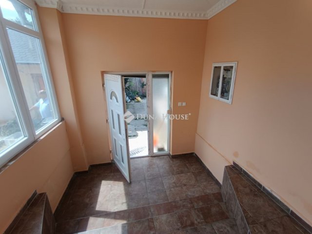 Eladó családi ház, Újszászon 35 M Ft, 4 szobás