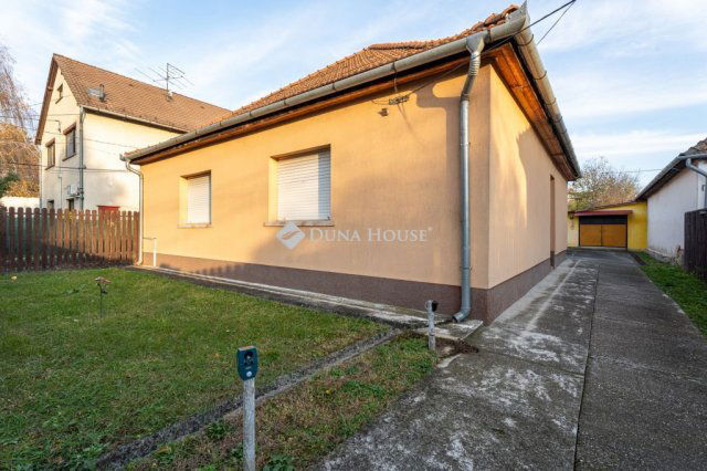 Eladó családi ház, Vácon 100 M Ft, 3 szobás