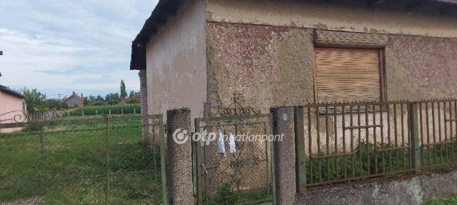 Eladó családi ház, Tyukodon 4 M Ft, 2 szobás