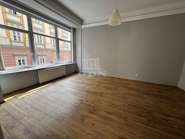 Kiadó téglalakás, albérlet, Budapesten, V. kerületben, 3 szobás