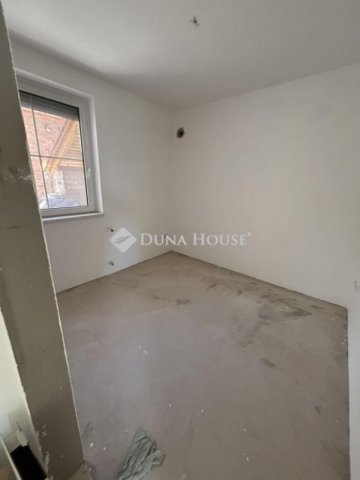 Eladó téglalakás, Pécsett 88 M Ft, 3 szobás