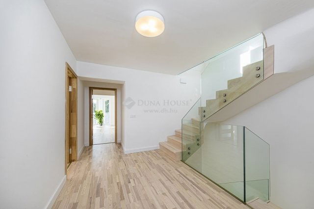 Eladó családi ház, Csobánkán 350 M Ft, 7 szobás