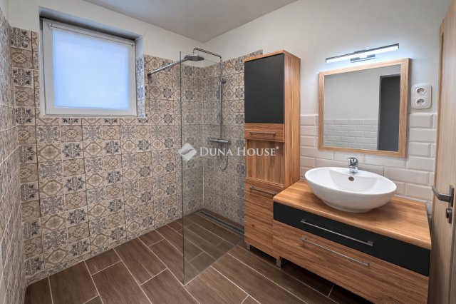 Eladó családi ház, Pécsett 79.99 M Ft, 3 szobás