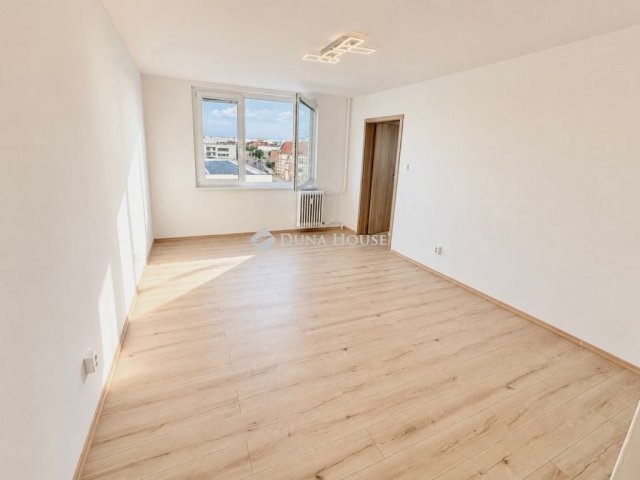 Eladó panellakás, Debrecenben 69.9 M Ft, 3 szobás