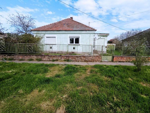 Eladó családi ház, Versenden 11.7 M Ft, 2 szobás