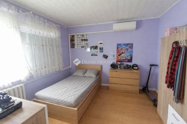 Eladó panellakás, Nyergesújfaluban 42 M Ft, 2 szobás