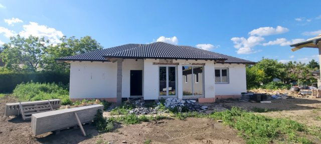 Eladó családi ház, Bicskén 98 M Ft, 5 szobás
