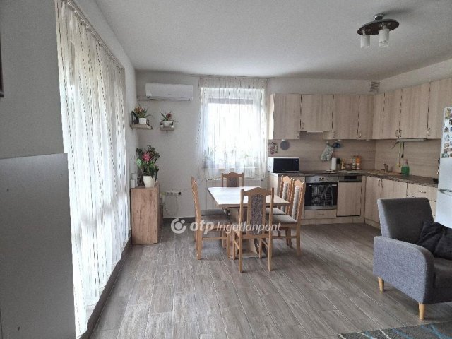 Eladó téglalakás, Győrújbaráton 84.9 M Ft, 1+3 szobás