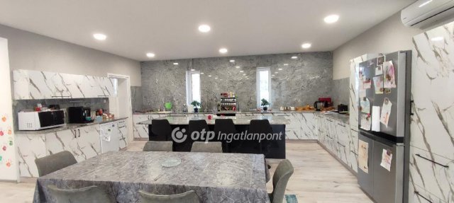 Eladó családi ház, Pápán 180 M Ft, 5+2 szobás