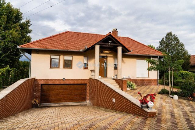 Eladó családi ház, Kecskeméten 269 M Ft, 6 szobás