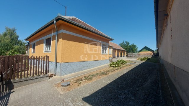 Eladó családi ház, Dányon 56.99 M Ft, 3 szobás