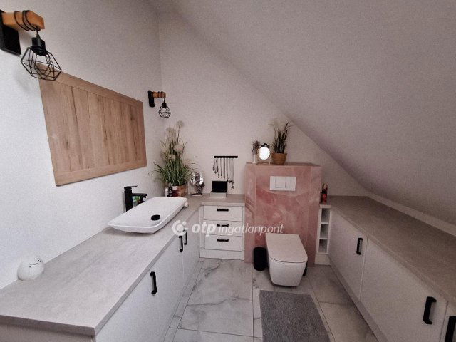 Eladó családi ház, Mosonmagyaróváron 144 M Ft, 8+2 szobás