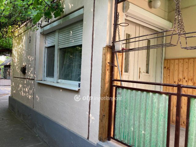 Eladó családi ház, Bakson 16 M Ft, 2 szobás