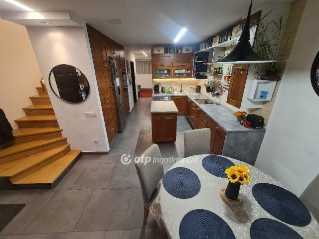 Eladó családi ház, Szegeden 297 M Ft, 7 szobás