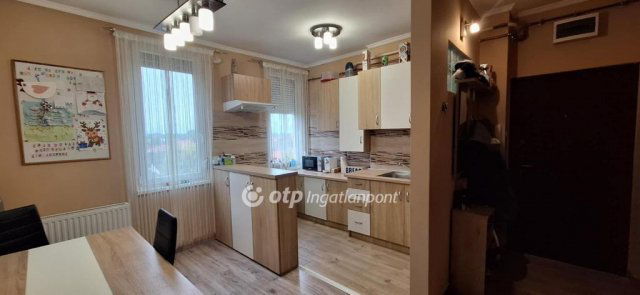 Eladó téglalakás, Pápán 37.9 M Ft, 1+1 szobás