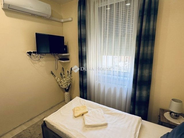 Eladó téglalakás, Szegeden 90 M Ft, 4 szobás