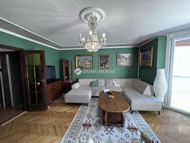 Eladó téglalakás, Pécsett 98.9 M Ft, 6 szobás