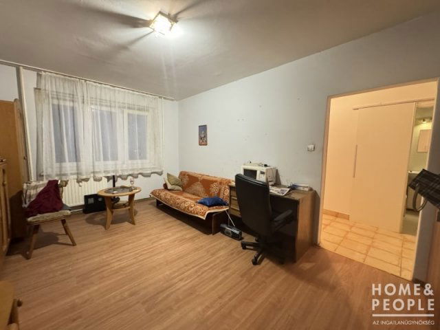 Eladó téglalakás, Szegeden 38 M Ft, 1+1 szobás
