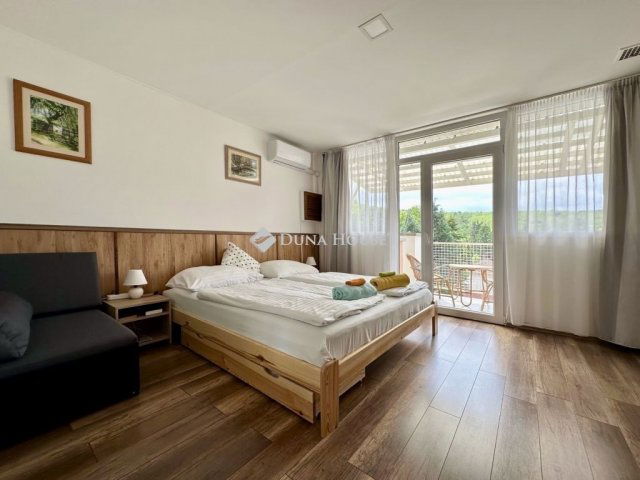 Eladó családi ház, Abaligeten 139 M Ft, 9 szobás