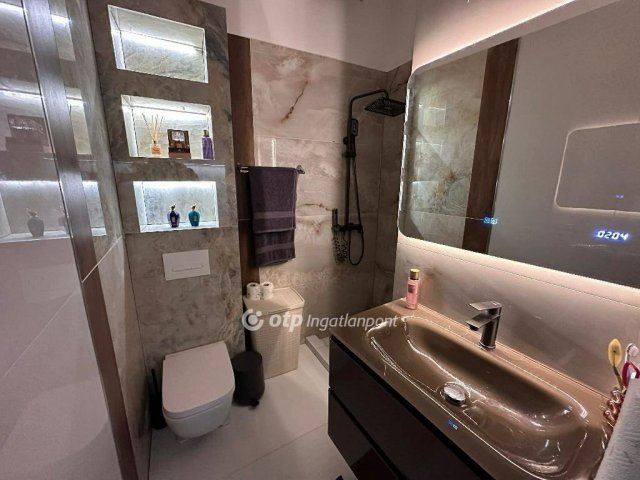 Eladó téglalakás, Budapesten, V. kerületben 124.9 M Ft