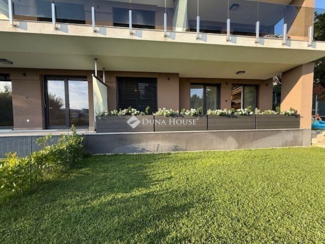 Eladó téglalakás, Pécsett 175 M Ft, 4 szobás