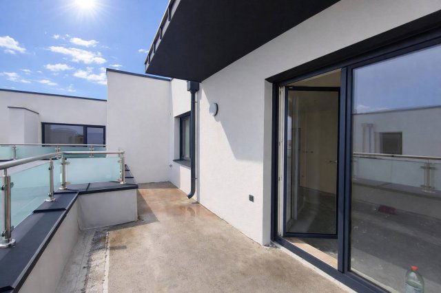 Eladó téglalakás, Győrött 107.184 M Ft, 4 szobás