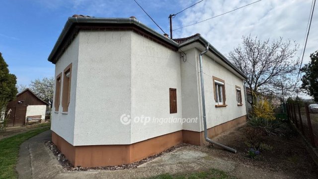 Eladó családi ház, Abában 69.9 M Ft, 3 szobás