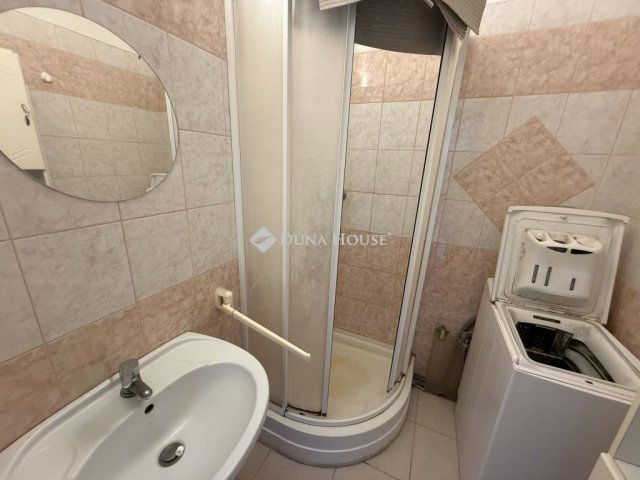 Eladó panellakás, Pécsett 47.9 M Ft, 2 szobás