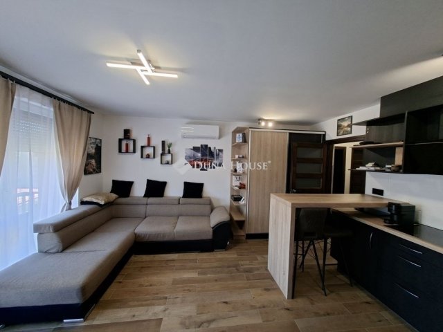 Eladó téglalakás, Szegeden 64 M Ft, 2 szobás