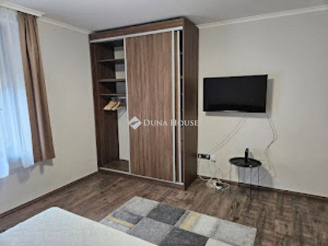 Eladó nyaraló, Pécsett 64.9 M Ft, 2 szobás