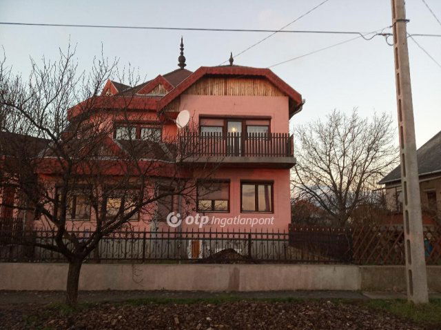 Eladó családi ház, Kerekharaszton 60.5 M Ft, 4 szobás