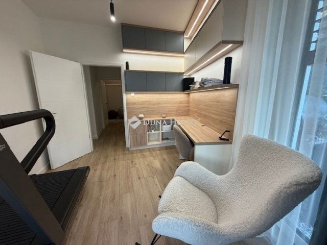 Eladó téglalakás, Pécsett 175 M Ft, 4 szobás