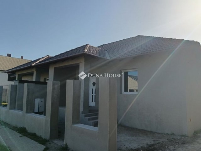 Eladó ikerház, Abonyban 81.5 M Ft, 3 szobás