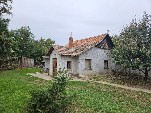 Eladó családi ház, Mezőtúron 7.8 M Ft, 1+1 szobás