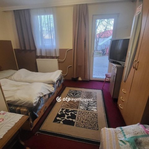 Eladó családi ház, Mikepércsen 550 M Ft, 35+5 szobás