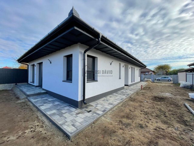 Eladó családi ház, Mikepércsen 99 M Ft, 4 szobás