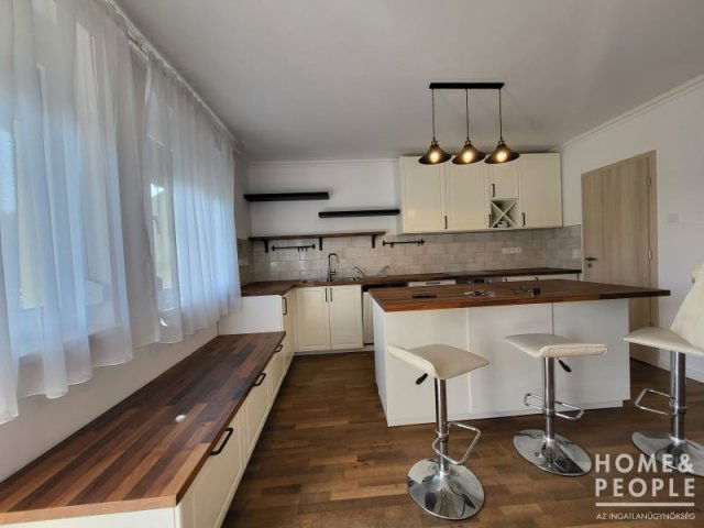 Eladó téglalakás, Szegeden 104.999 M Ft, 4+1 szobás