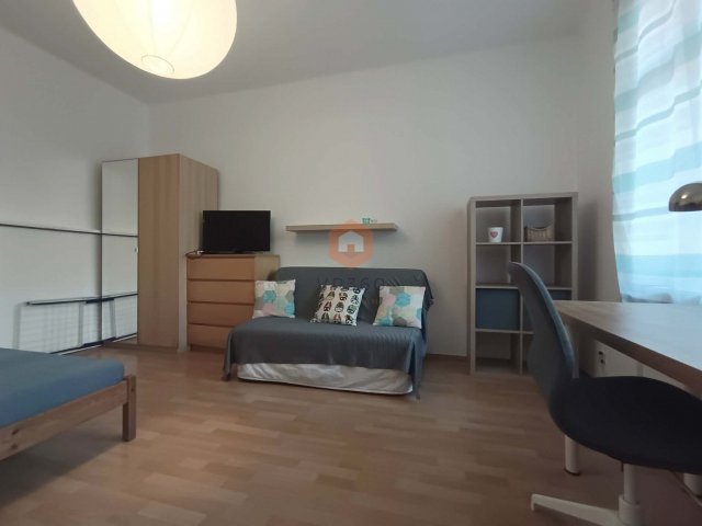 Kiadó téglalakás, albérlet, Pécsett, Király utcában, 1 szobás