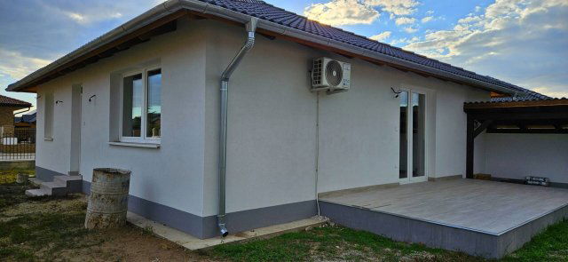 Eladó ikerház, Kakucson 89.9 M Ft, 4 szobás