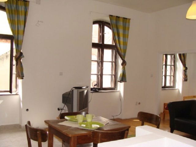 Kiadó téglalakás, albérlet, Pécsett, Jókai utcában