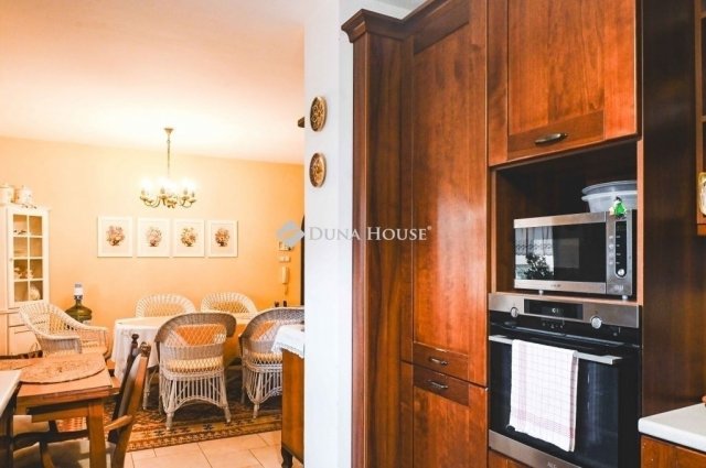 Eladó családi ház, Pécsett 170 M Ft, 1 szobás