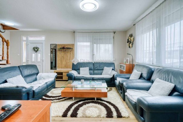 Eladó családi ház, Dunaharasztin 139.9 M Ft, 5 szobás