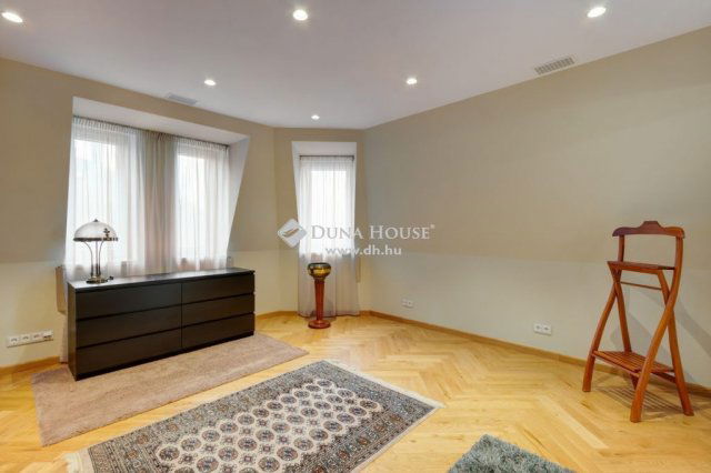 Eladó családi ház, Budapesten, II. kerületben 850 M Ft, 8 szobás