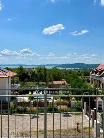 Eladó ikerház, Balatonfüreden 259.9 M Ft, 4 szobás