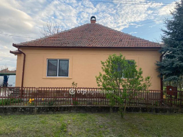 Eladó családi ház, Poroszlón 34 M Ft, 3 szobás