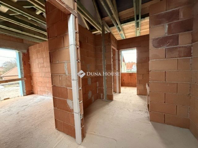 Eladó ikerház, Pécsett 159.9 M Ft, 4 szobás